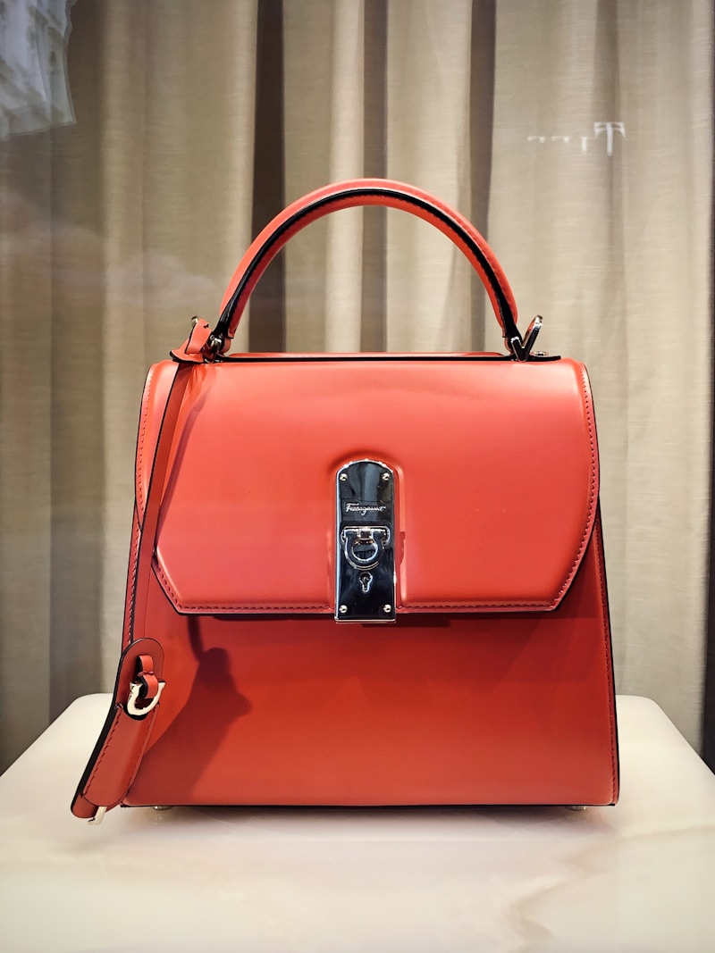 Luxury PU Leather Women Shoulder Handbag with Gold Chain Strap